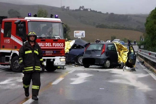 Ubriaca alla guida provoca incidente, morti una 20enne e un bimbo. Grave un’altra ragazza