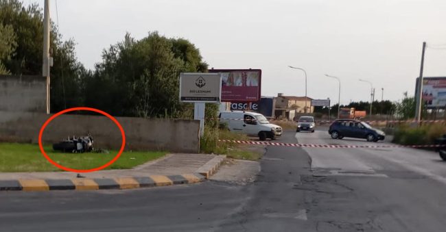 Incidente a Vittoria, motociclista si ferisce gravemente a una gamba