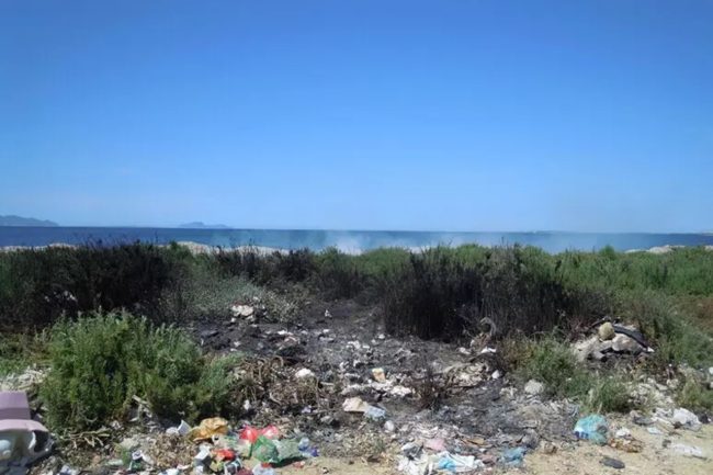 “Incendi notturni di rifiuti e micro-discariche minacciano la salute pubblica”, l’allarme di Legambiente