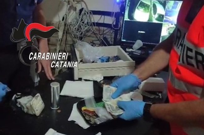 Quattro arresti in un fortino dello spaccio scoperto a San Cristoforo, trovati fogli con nomi dei clienti