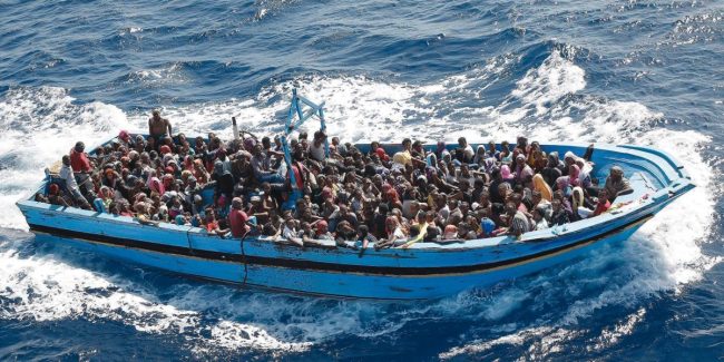 Nuovi arrivi a Lampedusa, approdano 77 migranti: c’è un ferito