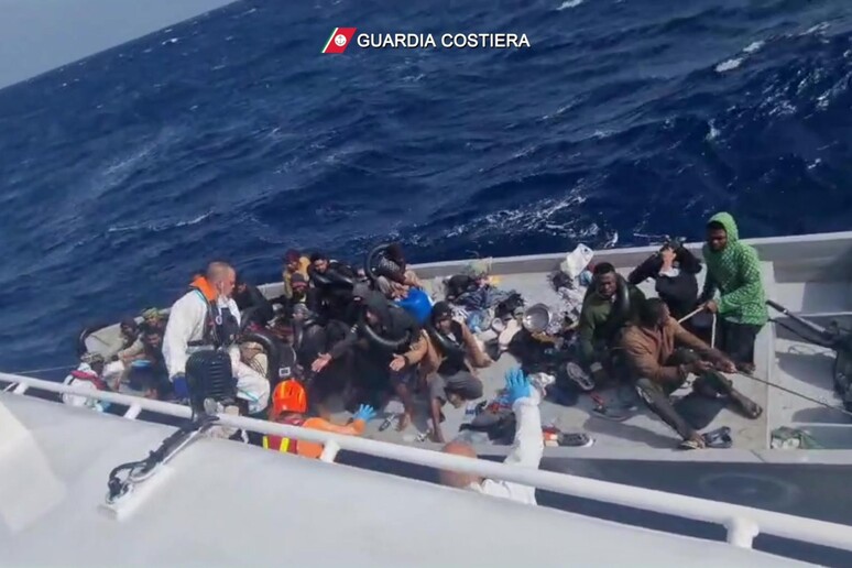 Soccorse tre imbarcazioni a Lampedusa, sbarcati 173 migranti