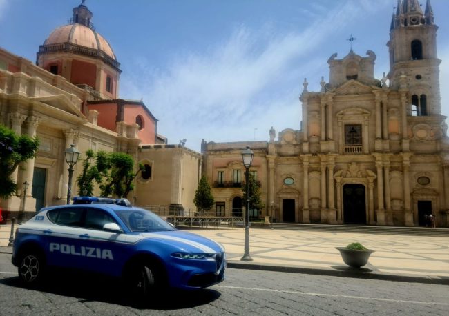 Anni di aggressioni e minacce da parte del figlio, finisce l’incubo per due genitori nel Catanese