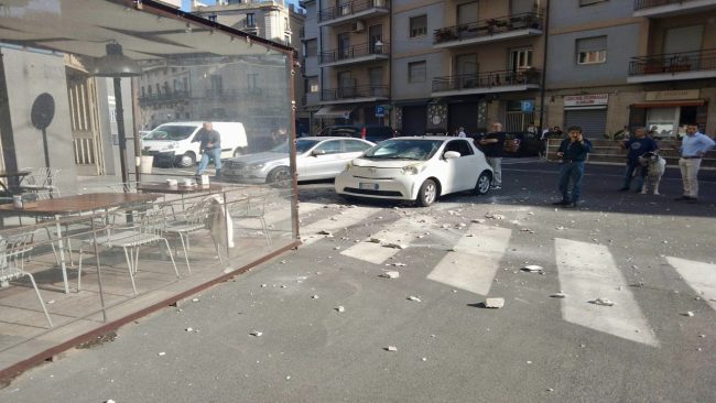 Catania, piovono calcinacci da un tetto al viale Jonio: danneggiate due auto e strade chiuse