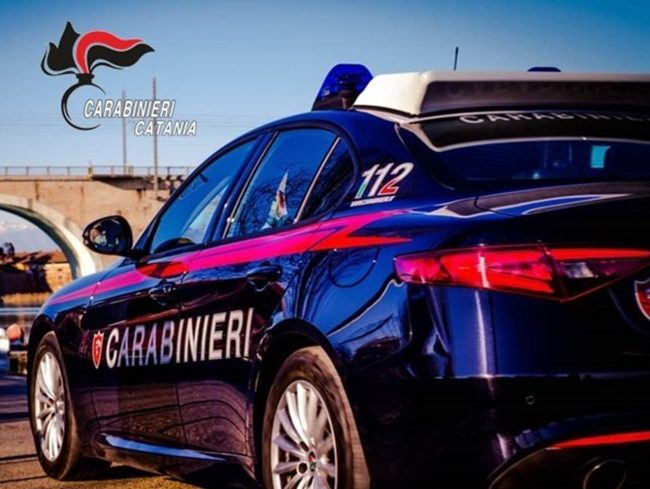 Calci e pugni ai familiari per costringerli a dargli denaro: arrestato 38enne pregiudicato