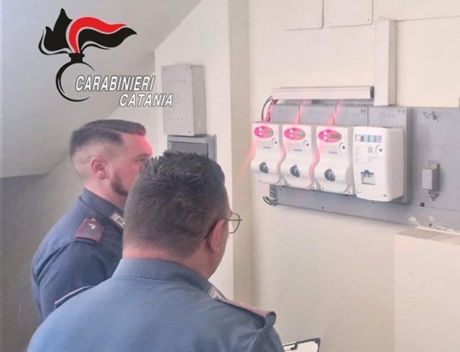 Beccati decine di “furbetti del contatore” a Catania: in una casa l’immagine di Padre Pio copriva l’allaccio abusivo