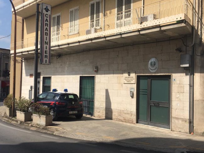 Rubavano carburante dalle auto in sosta, due arresti nel Messinese