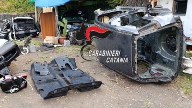 Zafferana, beccati a smontare auto rubate: 3 denunce