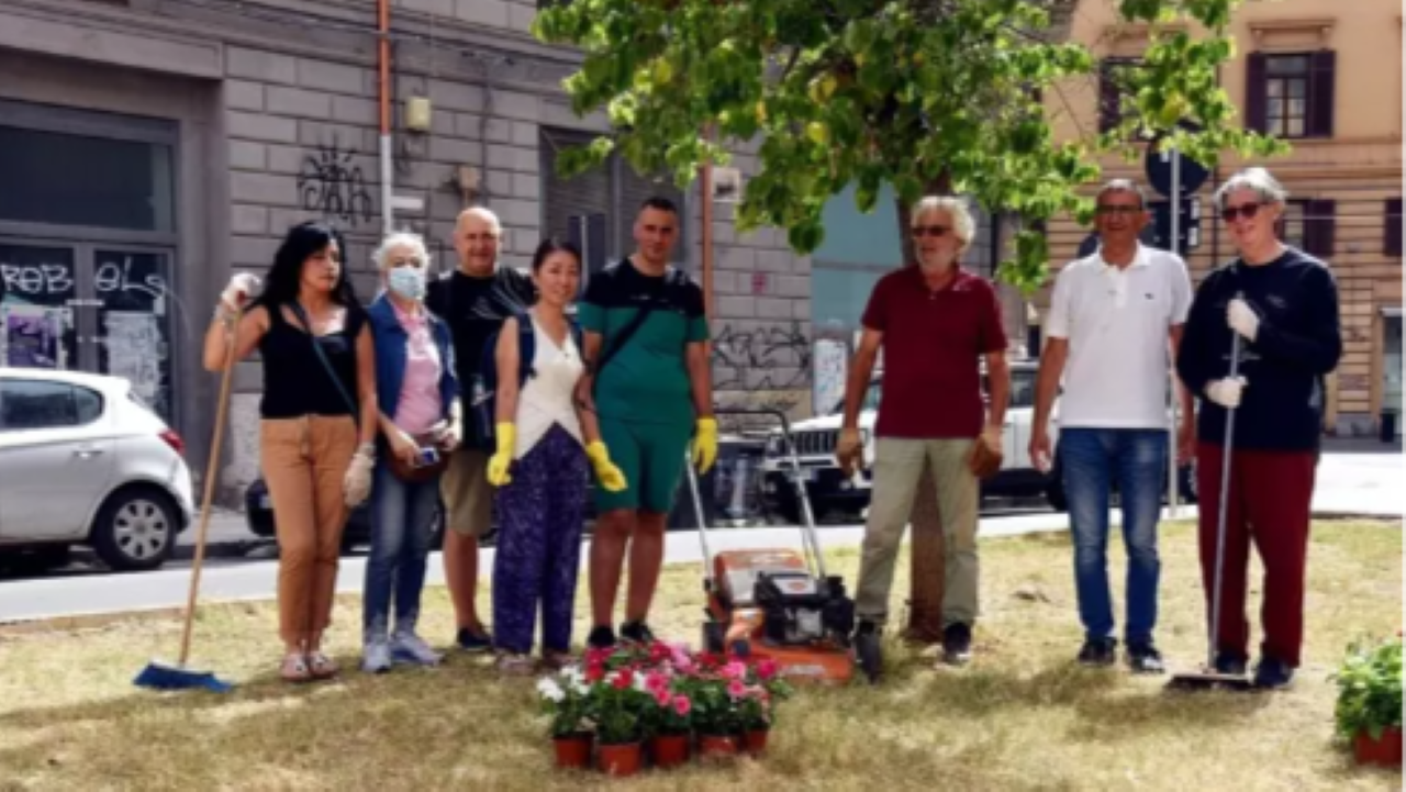 Palermo, volontari ripuliscono una piazza del centro