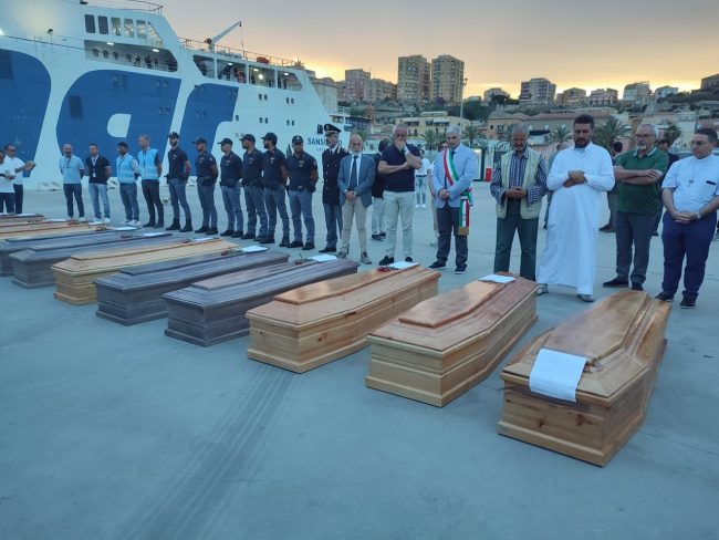 Sbarcate a Porto Empedocle dodici bare di migranti, manca la salma di una neonata