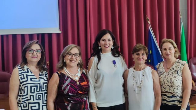 All’I.C. Cavour di Catania onorificenza di Cavaliere delle Palmes Académiques per la Promozione della Cultura Francese alla prof.ssa Sylvie Lescuyer