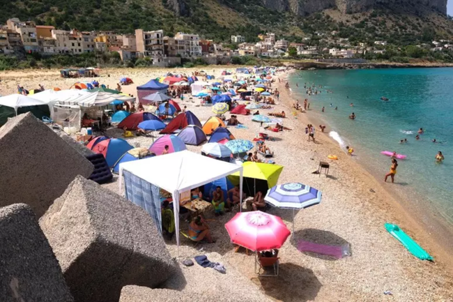 Alga tossica a Sferracavallo, scatta divieto di balneazione