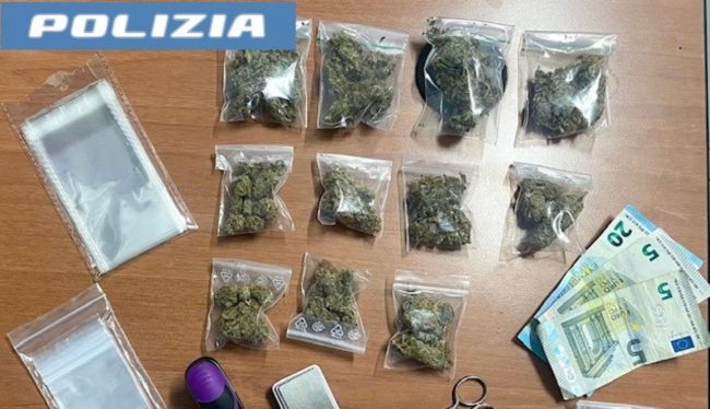 Resta in panne con lo scooter, gli agenti lo aiutano e scoprono che è un pusher catanese