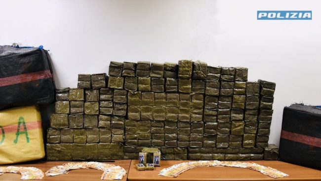 Auto a noleggio con 108 kg di hashish, un arresto nel Ragusano