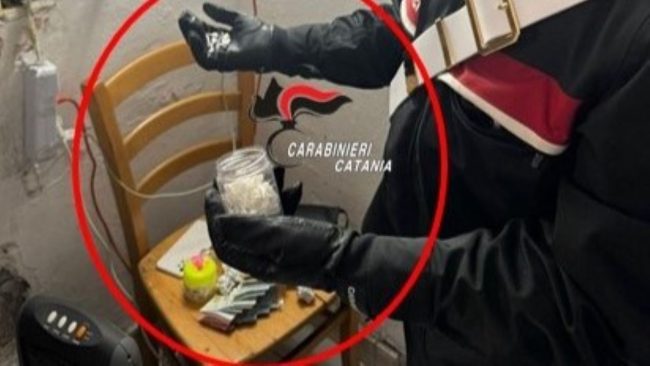 I carabinieri sorprendono e arrestano un pusher e la sua vedetta in azione a Librino
