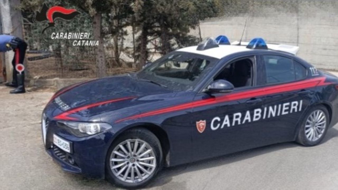 Spaccio nel Catanese, pusher tenta di fuggire ma viene bloccato dai carabinieri: arrestato