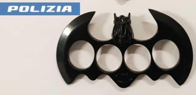 Catania, passeggero nasconde tirapugni nella valigia: denunciato