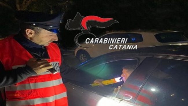Sorpreso alla guida mentre è ubriaco, ritiro della patente per un 25enne catanese
