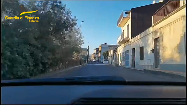 Vede la Finanza e fugge per le vie di Catania, aveva in auto una pistola rubata: arrestato un 35enne – VIDEO