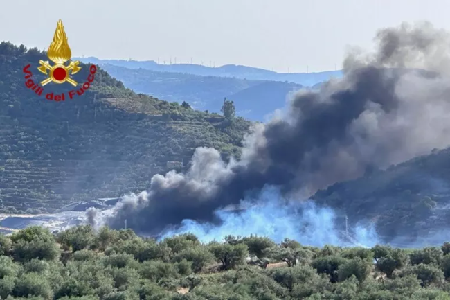 Incendio discarica Mazzarrà Sant’Andrea, l’amarezza del sindaco: “Se solo mi avessero ascoltato per tempo”