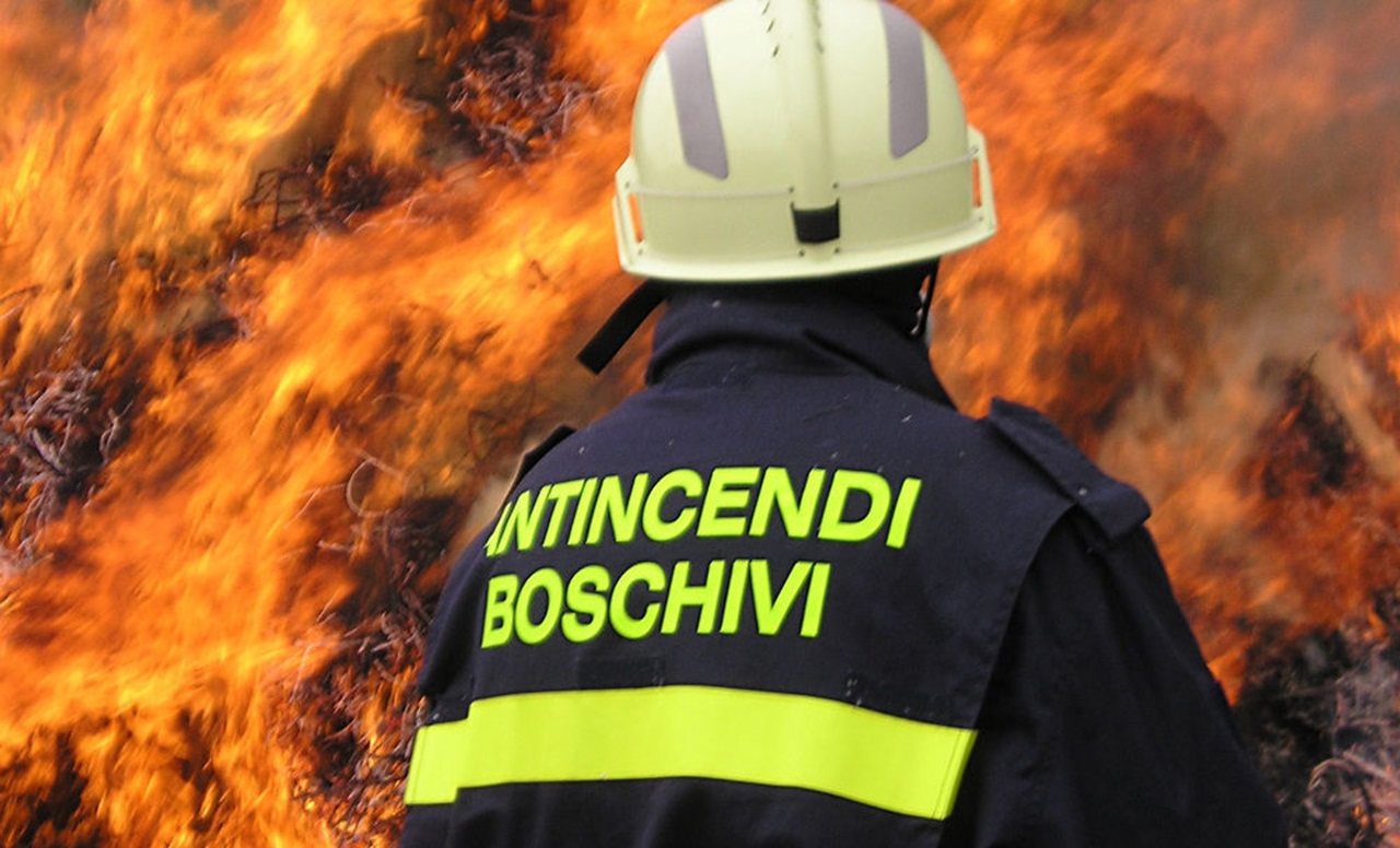 Incendi in Sicilia, la Regione stanzia nuovi finanziamenti per squadre aggiuntive di vigili del fuoco