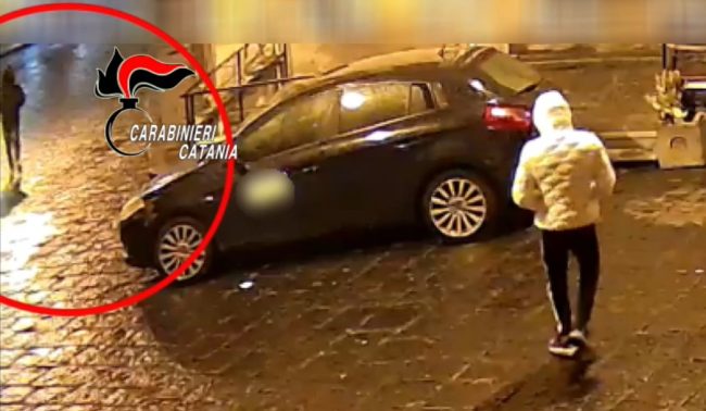 Fanno esplodere 11 parcometri a Bronte: denunciati 3 giovani