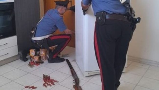 Gli trovano armi e droga in casa e lui minaccia di far saltare in aria l’appartamento