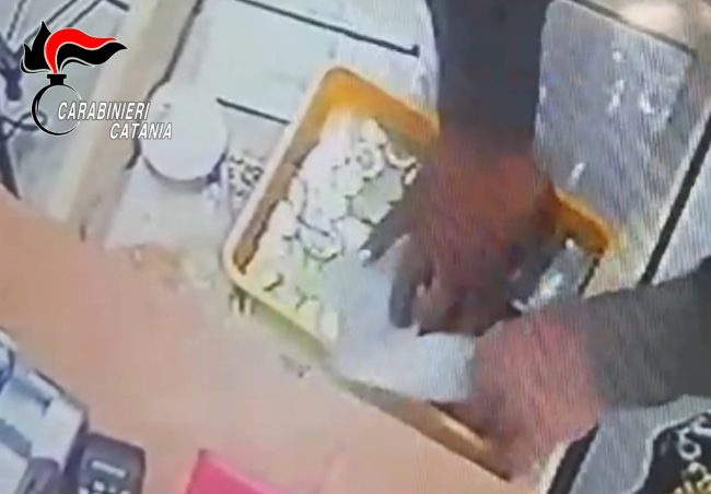 Rapina violenta a Misterbianco, titolare presa a schiaffi: incastrato il responsabile, si cerca il complice