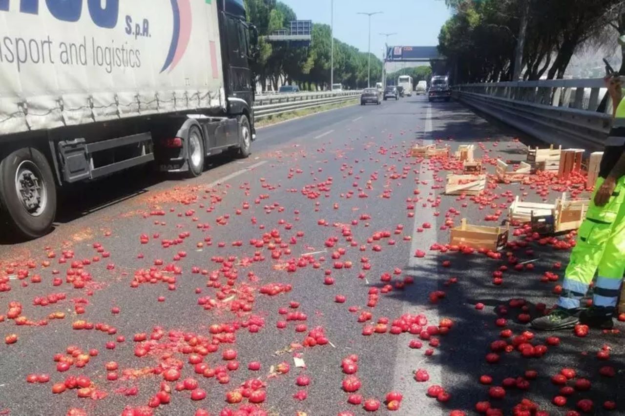 Camion perde pomodori sulla Palermo-Catania: autostrada bloccata