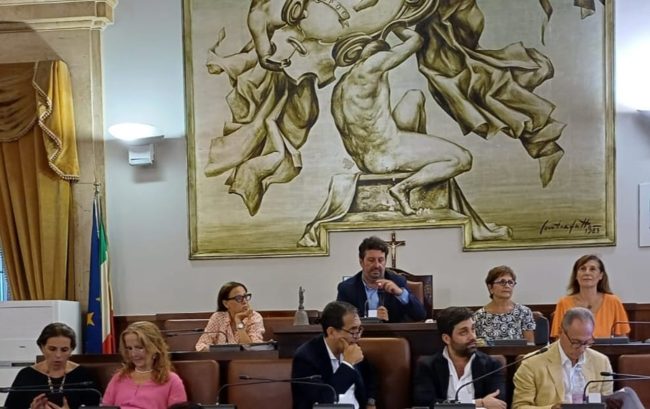 Approvato il piano rifiuti 2022-2025: tariffe invariate e l’addio dell’assessore Tomarchio