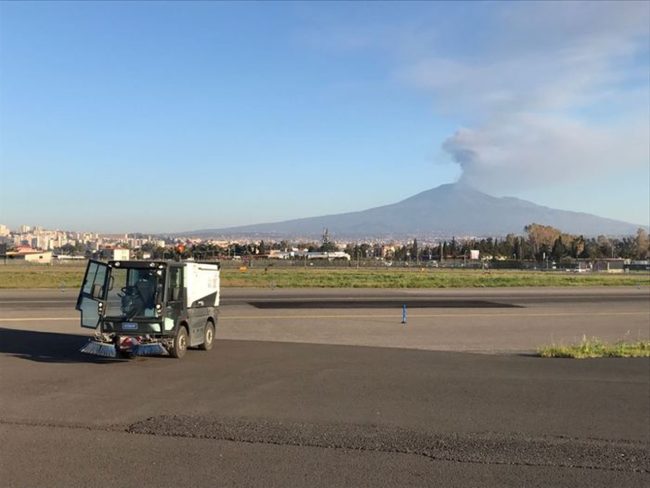 Chiuso Aeroporto di Catania, pista inagibile per la cenere vulcanica