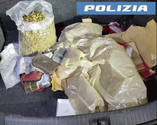 A spasso con un kilo di marijuana nel cofano: in manette 25enne nel Catanese