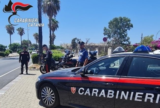 Bloccati mentre rubano un’auto in pieno giorno alla Plaia: due giovani arrestati a Catania
