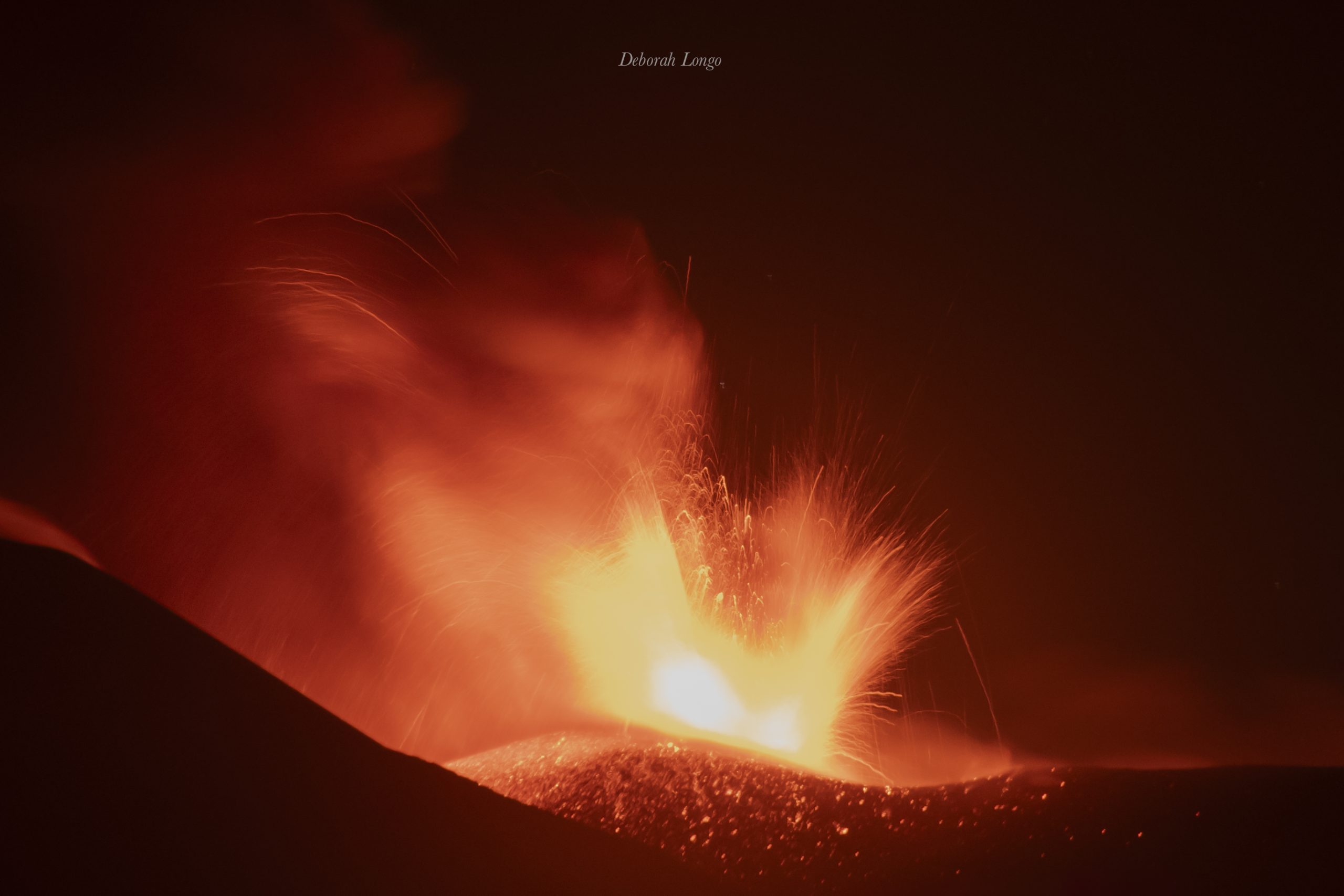Etna, le FOTO della spettacolare eruzione e intanto la cenere ricopre ogni cosa