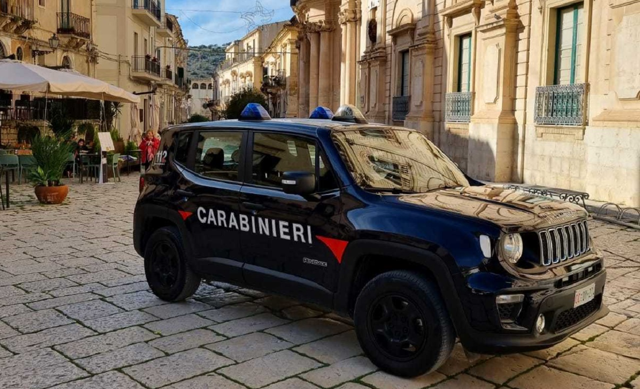 Violenze fisiche a moglie e famiglia nel Ragusano: due arresti