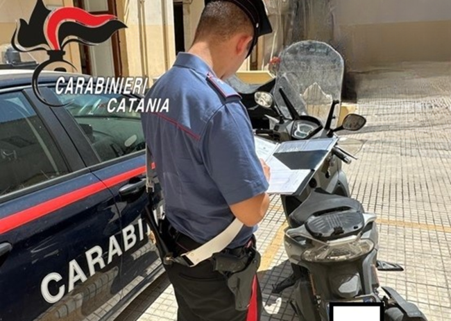 Catania, pizzicato su uno scooter rubato: scatta la denuncia