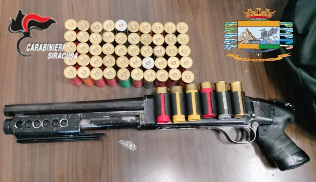 Droga, fucile a pompa e due valigette con 85mila euro: nei guai padre e figlio