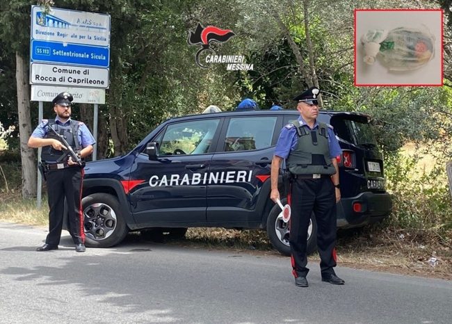 Getta dal finestrino dell’auto un involucro con la cocaina, arrestato 26enne