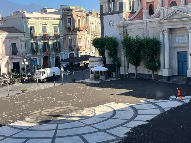 Emergenza Etna per ricaduta cenere su Acireale. L’ordinanza del sindaco: “Sos alla Protezione civile”