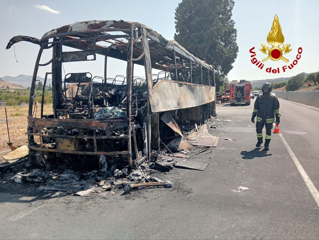 Bus prende fuoco sulla SS417: veicolo distrutto ma non ci sono feriti