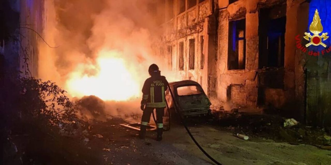 Maxi incendio all’ex Chimica Arenella: distrutto dalle fiamme un capannone pieno di rifiuti