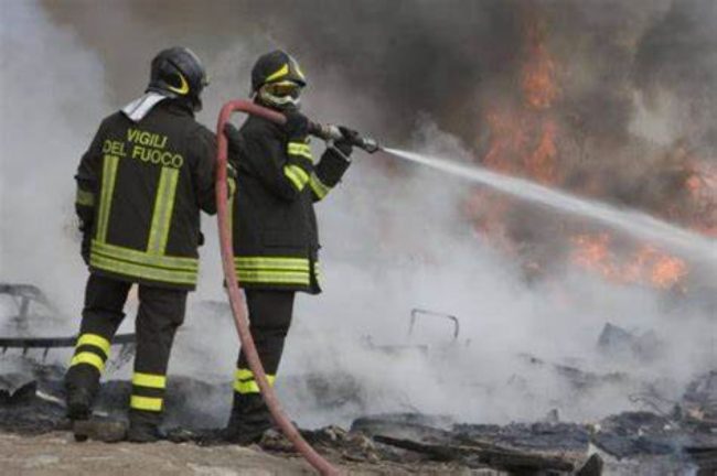 Otto incendi in tutta la Sicilia, intervento dei vigili del fuoco