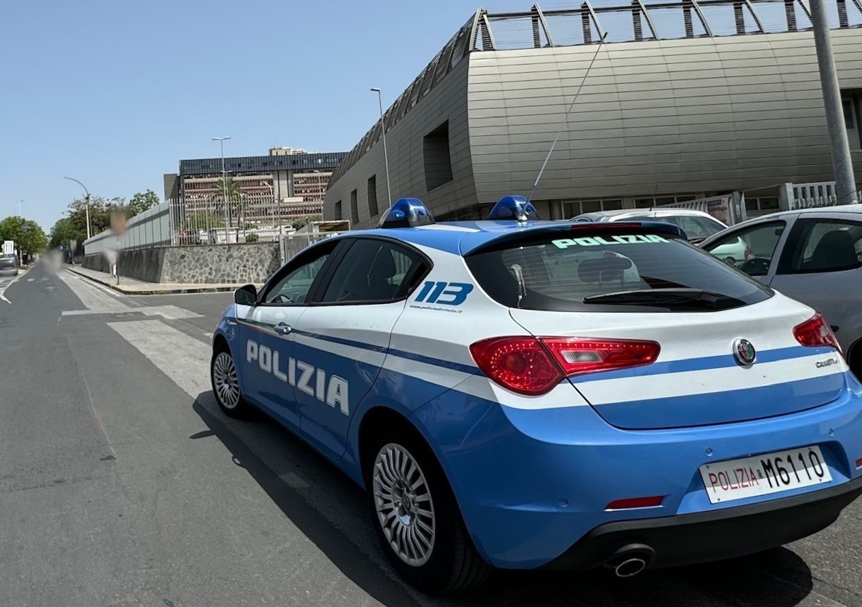 Catania, lancia pietre contro i passanti e poi minaccia l’autista di un bus: denunciato 53enne