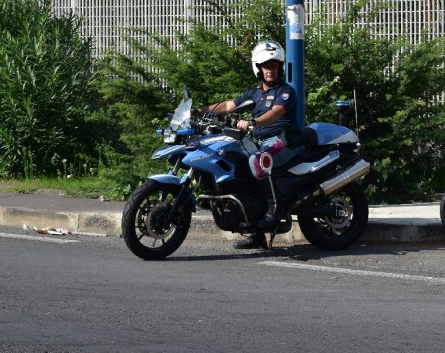 Pugno duro contro il fenomeno dei parcheggiatori abusivi: 5 sanzioni e altri 2 Dacur