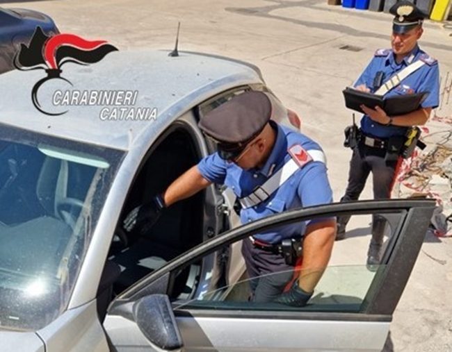 Arrestato spacciatore a Paternò: cocaina e denaro nascosti in auto