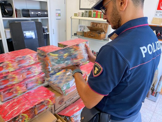 Catania, 300 chili di “botti” spediti illegalmente e sotto falso nome: indagini in corso per trovare i mittenti