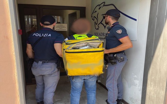 Cocaina a domicilio tra le case catanesi: finisce ai domiciliari un “rider”