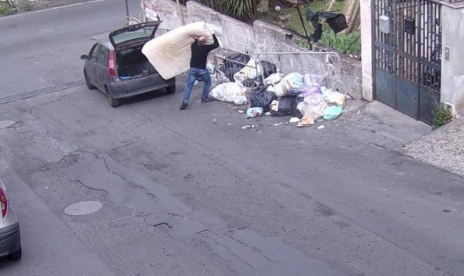 Catania, sanzioni e denunce per abbandono ed errato conferimento rifiuti