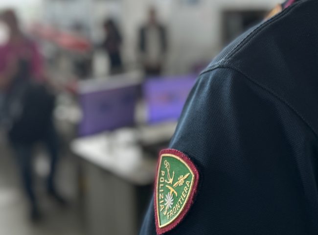 Sorpreso con oggetti vietati e pericolosi in valigia, denunciato passeggero all’Aeroporto di Catania