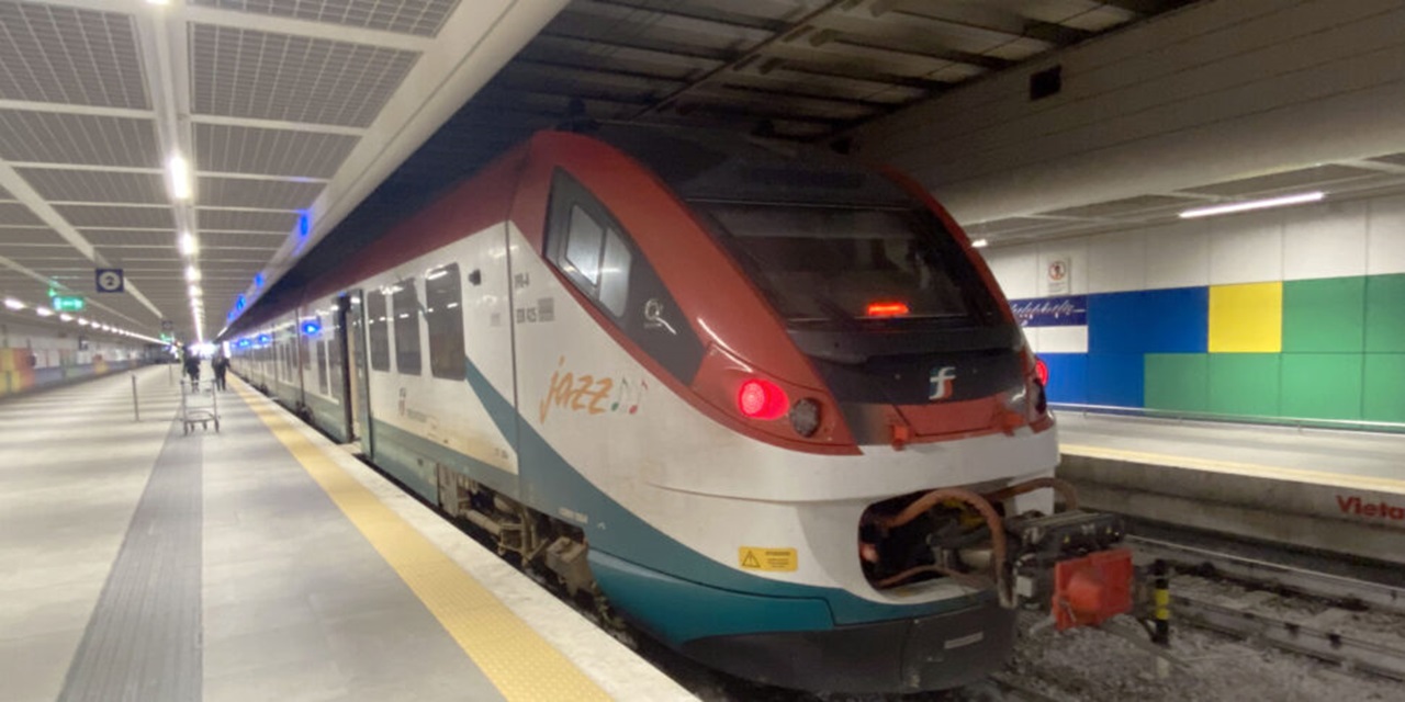 Giovane senza biglietto scappa sui binari e blocca i treni per l’aeroporto di Palermo